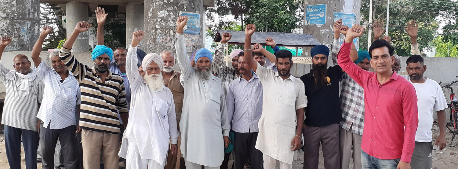 Huge anger was expressed over the potholes and heaps of garbage lying on the roads of the royal city.